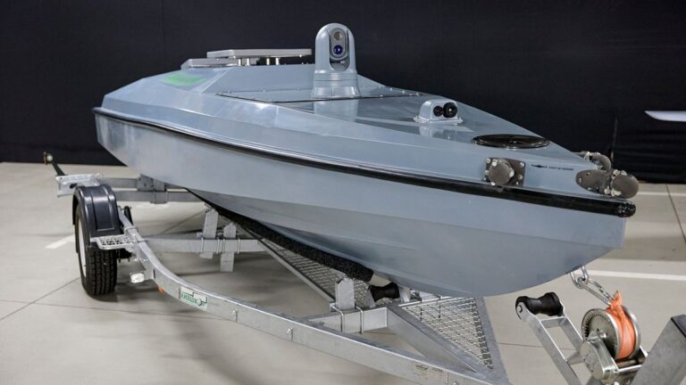 Ukrayna, Karadeniz’de su üstü robotu kullanak bir Rus savaş gemisini batırdığını duyurdu