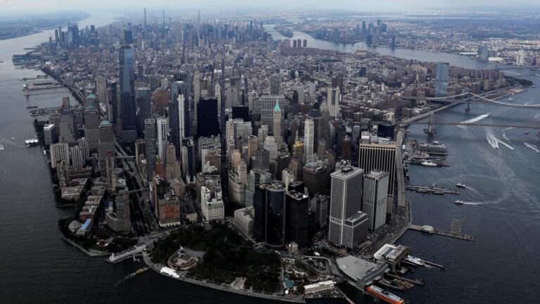 Amerikalıların serveti geçen yılın son çeyreğinde 156,2 trilyon dolara yükseldi