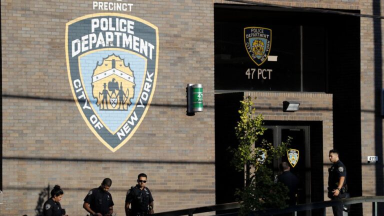 New York belediyesi, başörtüsü zorla çıkarılanlara 17.5 milyon dolar ödeyecek