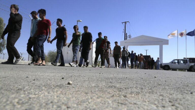 Kıbrıslı Rumlar, Suriyeli göçmenlerin sığınma başvurularını askıya aldı