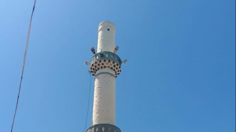 Antalya’da fırtına: Seralar zarar gördü, minare külahı koptu