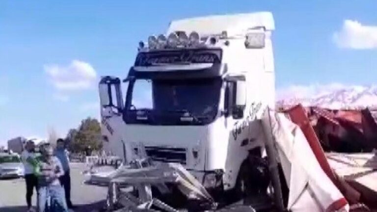 Erzincan-Erzurum karayolunda tır devrildi – Son Dakika Haberleri