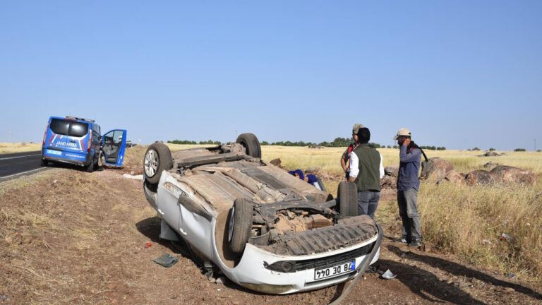 Şanlıurfa’da şarampole devrilen otomobildeki 6 kişi yaralandı