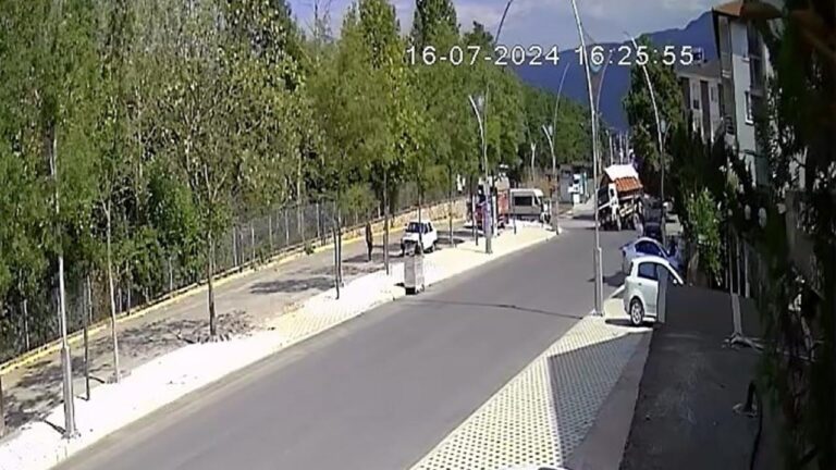 Kocaeli’de kamyon fazla yük nedeniyle devrildi: O anlar kamerada