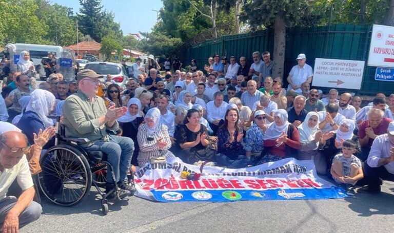 DEM Parti’den ‘Gezi’ ziyareti: ‘Diyalog ve müzakere bu ülkeyi bölmez’ – Son Dakika Siyaset Haberleri