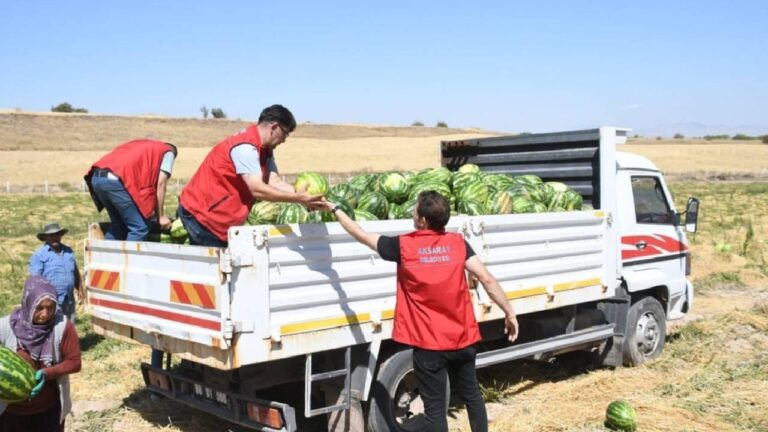 Aksaray Belediyesi, üreticilerden aldığı 80 ton karpuzu sürücülere ve vatandaşlara ikram etti