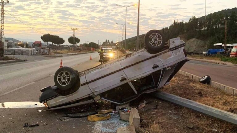 Amasya’da aydınlatma direğine çarpan otomobildeki 4 kişi yaralandı