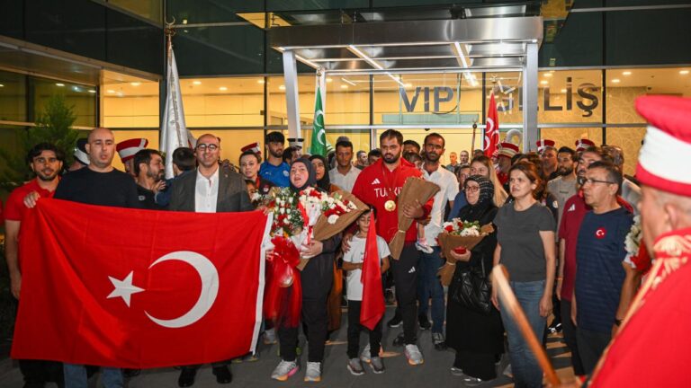 Paris'te madalya kazanan paralimpik sporcular Ankara'ya geldi