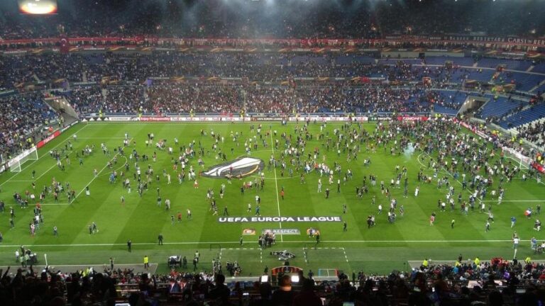 Beşiktaş'tan Lyon açıklaması! taraftarlar stadyumda