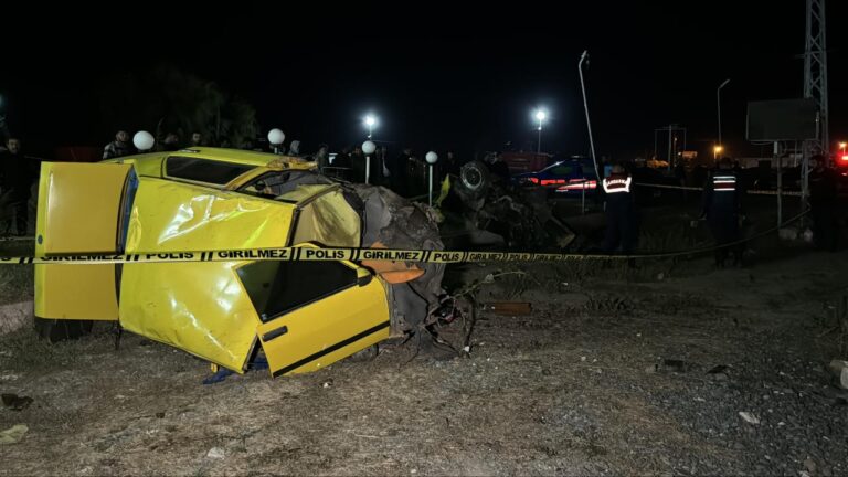 Nevşehir'de direğe çarpıp ikiye ayrılan otomobilde 1 kişi öldü, 3 kişi de yaralandı.