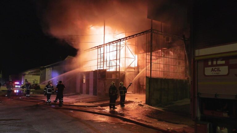 Adana'da mobilya fabrikasında yangın – Son haberler