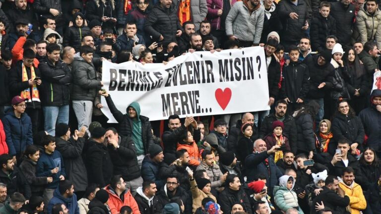 Kayserispor – Galatasaray maçında evlilik teklifi! Tribünlerde pankart açtı…