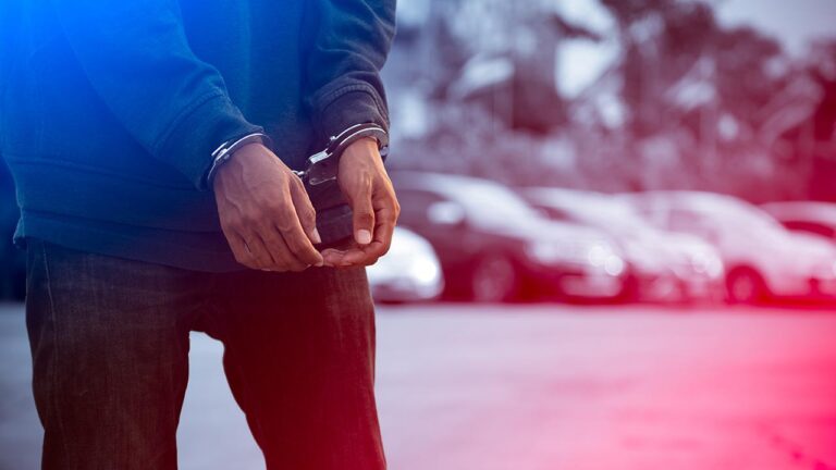 Taksi şoförünün panik butonuna basması uyuşturucu tacirlerinin yakalanmasına neden oldu