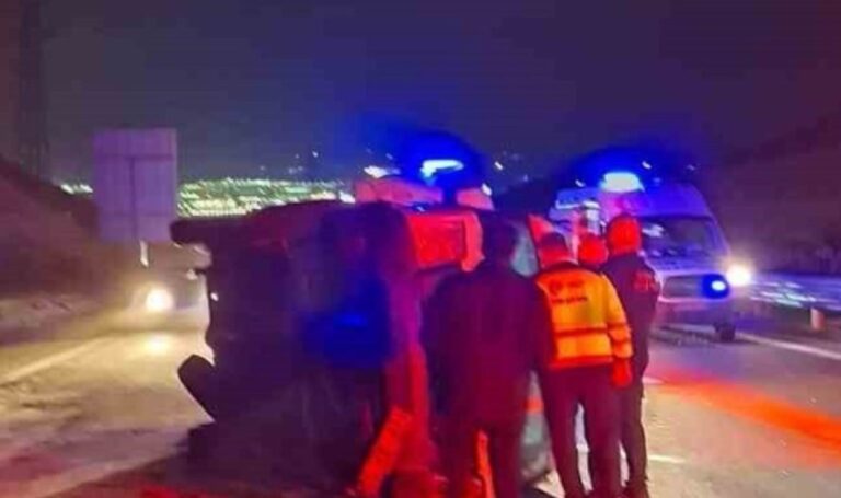 İzmir’de kontrolden çıkan minibüs takla attı: Ölü ve yaralılar var! – Son Dakika Türkiye Haberleri