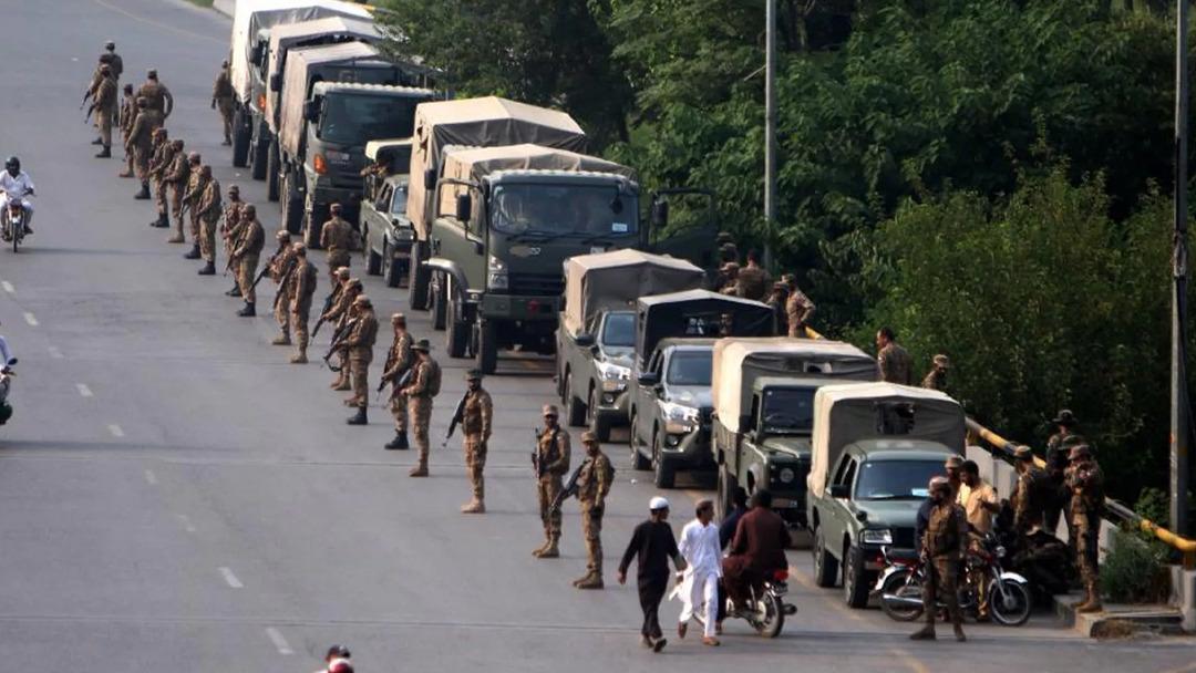 Pakistan'daki eski Başbakan Khan destekçilerine polis müdahalesi: 300 Gözaltı 2