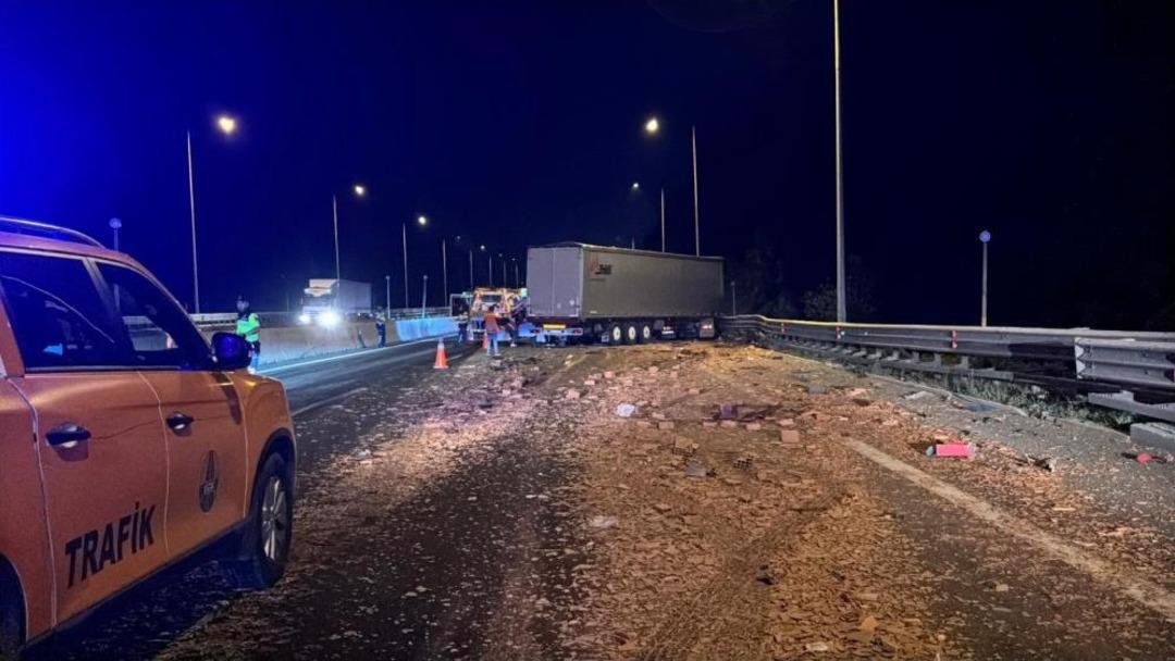 TEM'de TEM, kamyon kamyona çarptı, yıkıldı: Sürücü yaralanmadan hayatta kaldı 2