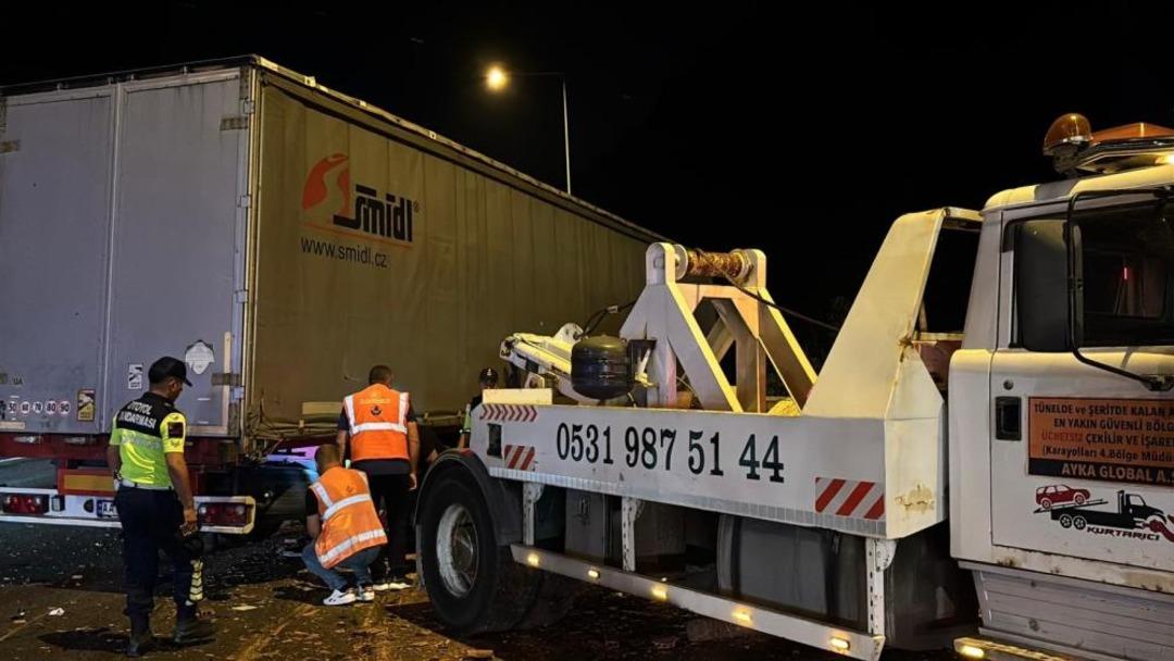 TEM'de bir kamyon yüklü kamyona çarptı, yıkıldı: Sürücü yaradan hayatta kaldı 4