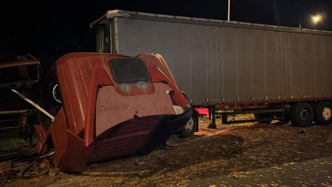 Teat'teki TIR tuğla yüklü kamyona vurdu, yıkıldı: Sürücü yaradan hayatta kaldı 3