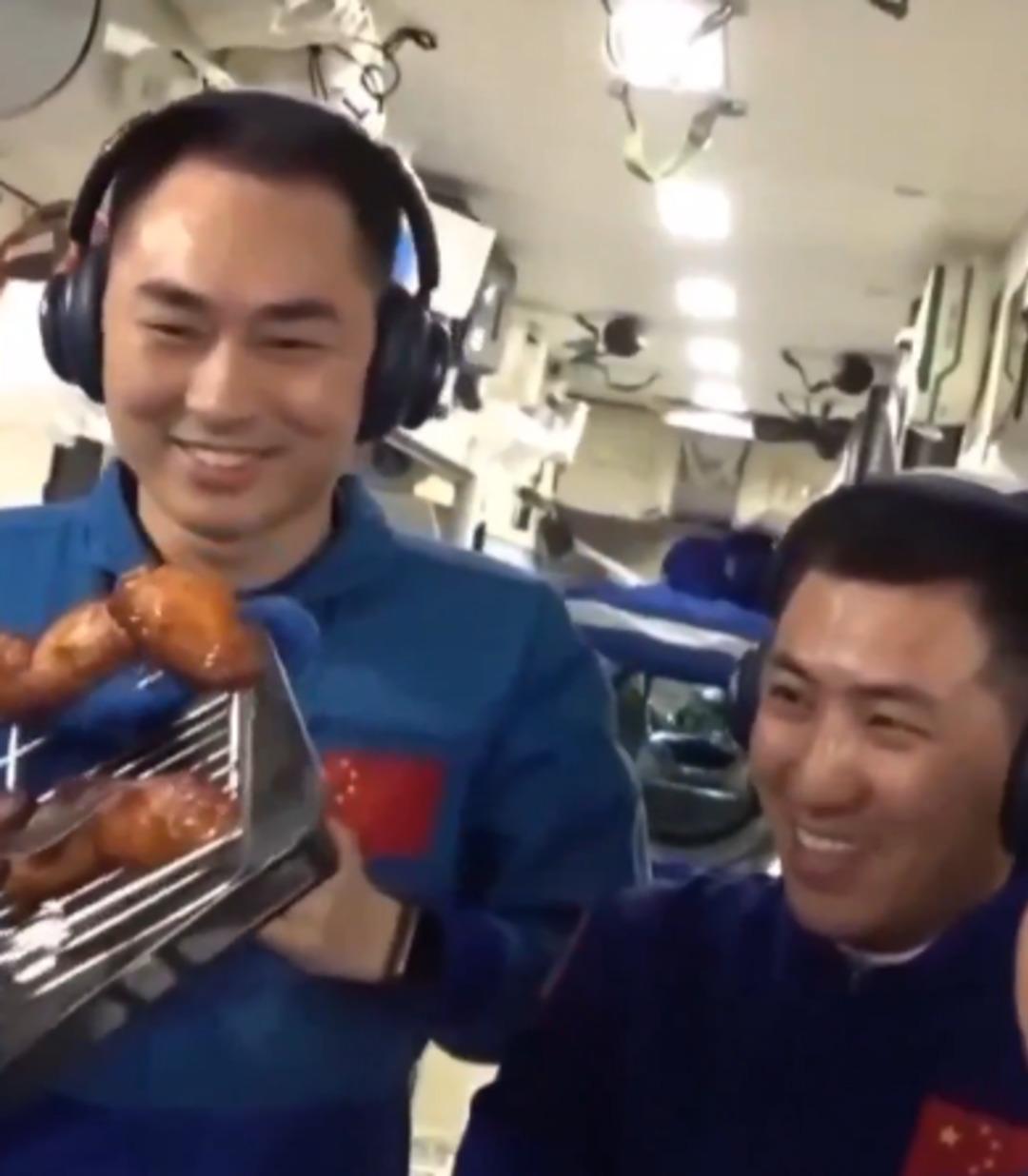 Uzay istasyonuyla ilgili haberler! Çinli taykonotlar uzayda et ve tavuk kızartıyor