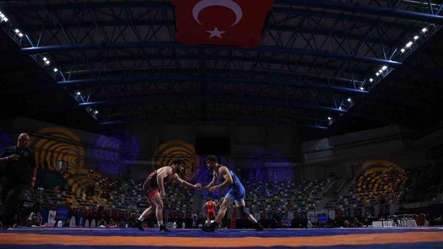 Uluslararası güreş turnuvasında nefes kesen mücadele